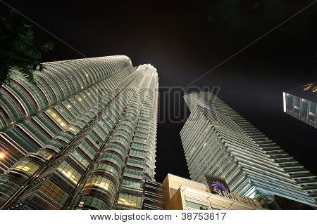 KUALA LUMPUR, MALAYSIA - 24 AUGUST: Petronas Twin Towers natten på August 24, 2012 i Kuala Lumpur