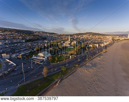 Editorial Swansea, Uk - October 22, 2019: Traffic On The Busy Oystermouth Road And The Landmarks Of 