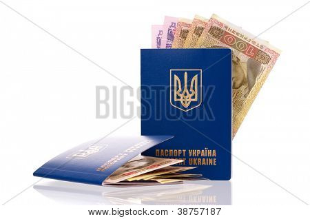 To internationale ukrainske pas med Hryvna pengesedler isoleret på baggrund