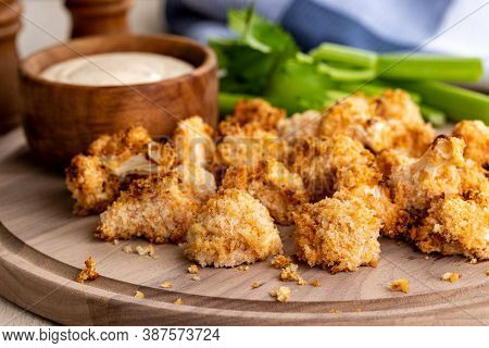 Air Fried Cauliflower Florets And Ranch Dip On A Wooden Tray