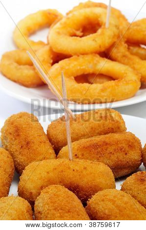 스페인 croquettes와 로마나, 라 calamares 일부 번호판의 빵 가루 입힌와 튀김의 반지