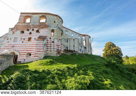 Janowiec Castle.  Renaissance Castle Built In Between 1508-1526. In Janowiec, Poland.