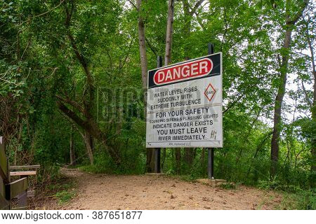 Holtwood, Pennsylvania - September 9, 2020: A Sign Warns Of Flashing Lights And Sirens Being An Indi