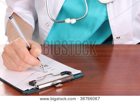 Læge udpege receptpligtig medicin til patienter isoleret på hvid