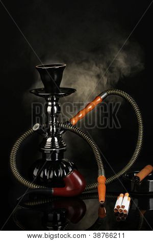 흡연 도구-물 담 뱃 대, 시가, 담배, 검은 배경에 파이프
