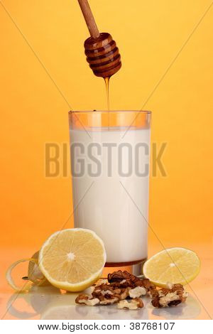 Gesunde Zutaten für die Stärkung der Immunität auf orange Hintergrund