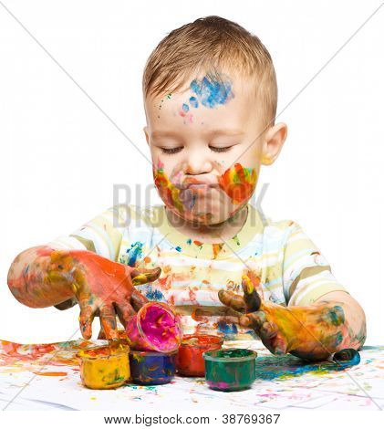 วาดภาพของเด็กน้อยน่ารักเล่นกับ messily ในขณะที่ตลก grimace แยกต่างหากไป 