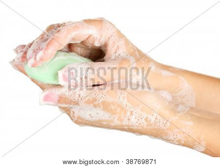 ผู้หญิงมือใน soapsuds บนพื้นหลังสีขาวอย่างใกล้ชิด