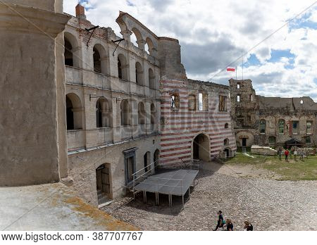 Janowiec, Poland - August 28, 2020: Ruins Of A Renaissance Castle. View Of Courtyard In Janowiec Cas