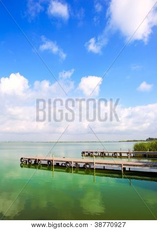 Valencia El Saler Albufera göl mavi gökyüzünün altında