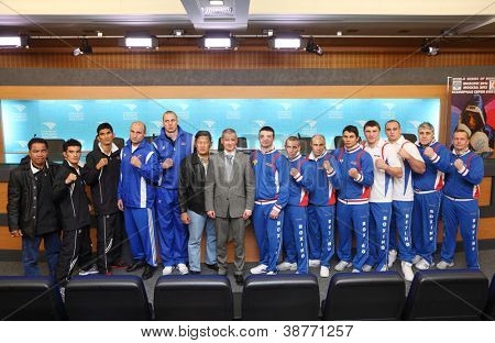 Moskva - JAN 12: medlemmer af Dynamo Moskva og Bangkok elefanter hold i World Series i boksning i P