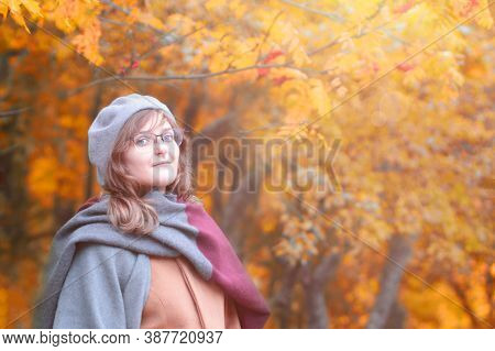 Sunny Autumn Portrait Of A Young Woman In A Beret And Glasses. Girl Close-up On The Background Of Ye