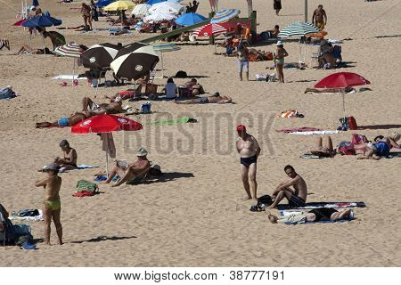 PORTIMAO โปรตุเกส - 16 oct: นักท่องเที่ยวและชาวบ้านพักอุณหภูมิอ่อนตามบริเวณชายหาดช็อปปิ้ง