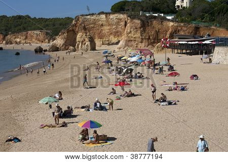 PORTIMAO โปรตุเกส - 16 oct: นักท่องเที่ยวและชาวบ้านพักอุณหภูมิอ่อนตามบริเวณชายหาดช็อปปิ้ง