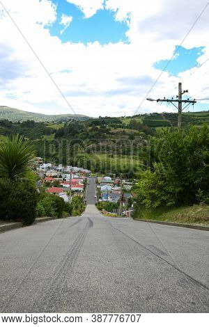 The Steepest Residential Road In The World - Baldwin Street, Dunedin, South Island, New Zealand