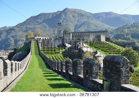 Antiguas fortificaciones en Bellinzona, Suiza