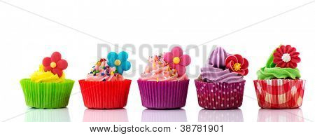 แถวคัพเค้กสีสันด้วยดอกไม้ buttercream ลายกระดาษโปรย