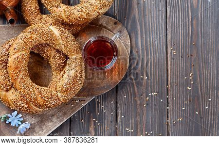 Freshly Baked Simit On A Wooden Table - Sesame Seed Bun Flat Lay With Copy Space (turkish Bagel - Ge