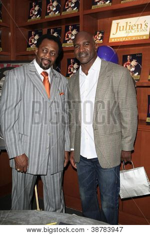 LOS ANGELES - okt 19: Tommy Hearns, Evander Holyfield deltager 50 års fødselsdagsfest for Evander 