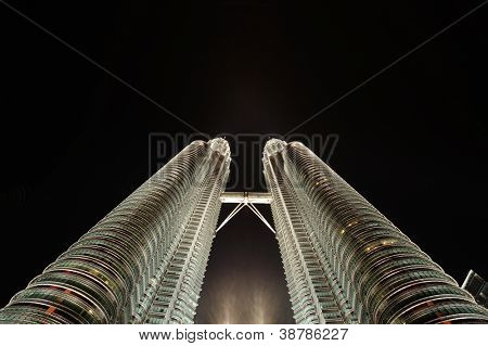 KUALA LUMPUR, MALAYSIA - 24 AUGUST: Petronas Twin Towers natten på August 24, 2012 i Kuala Lumpur