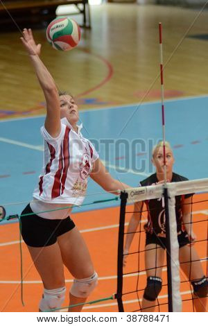 KAPOSVAR, Hungría - 7 de octubre: Timea Kondor (L) en acción en el juego de voleibol de la Liga húngara de I.