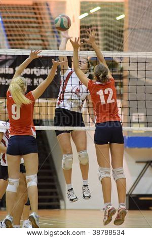 BUDAPEST, Hungría - 10 de octubre: Timea Kondor (en blanco) en acción en el volleyb de la Liga húngara de I.