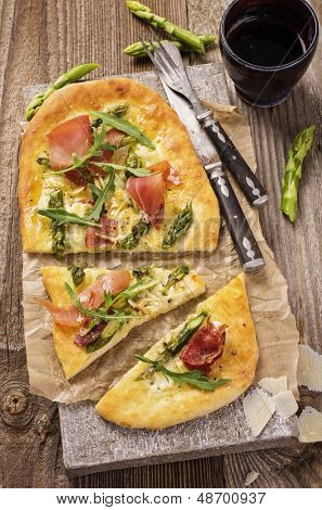 flambee tarta ze szparagami i szynki
