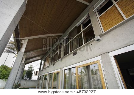 Yükselen çatılı evi güverte düşük açılı görünüş