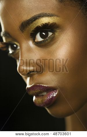 Vértes portré egy afro-amerikai nő, a highfashion smink