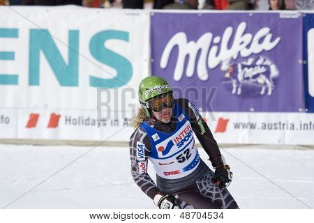 SOELDEN, AUSTRIA -OCT 25:Stacey Cook USA z jej Tarcza guma w slalom gigant kobiet wyścigu na 