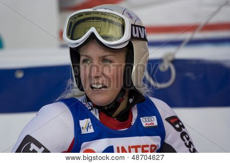 SÖLDEN, AUSTRIA -OCT 25: Eva Maria BREM compitiendo en la carrera de slalom gigante femenino en el Rettenbac