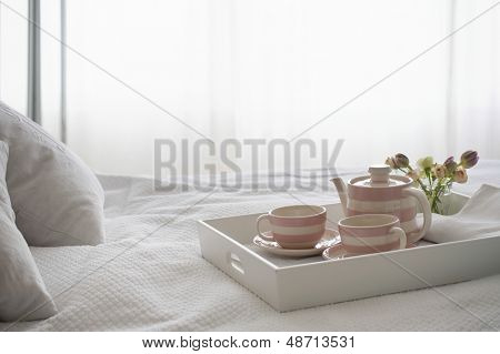 早餐在卧室放在托盘上的粉色条纹的 teaset