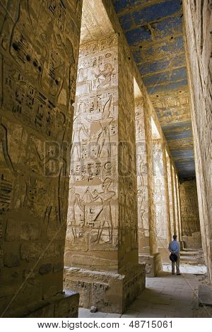 Malede udskæringer af hieroglyffer og tal på Medinet Habu; Vestbredden; Luxor; Egypten