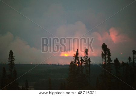 Incendio boschivo in Wabush, Labrador, Canada.  Wabush incendio nella foresta in cui la città di Wabush dovuto Evac