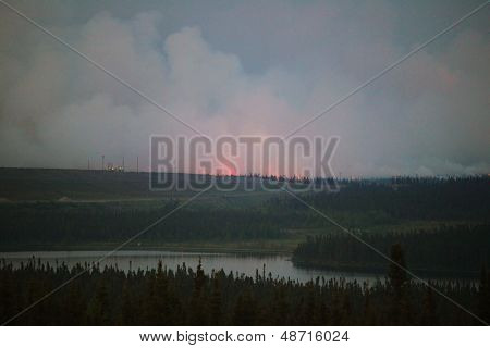 Incendio boschivo in Wabush, Labrador, Canada.  Wabush incendio nella foresta in cui la città di Wabush dovuto Evac