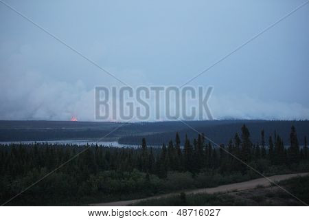Incendio boschivo in Wabush, Labrador, Canada.  Wabush incendio nella foresta in cui la città di Wabush dovuto Evac