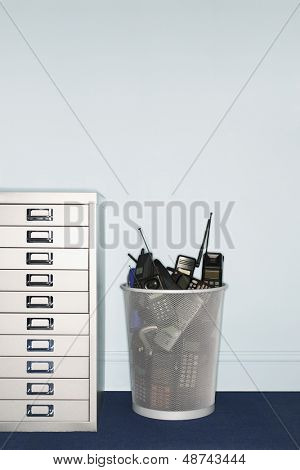 ファイリングキャビネットをゴミ箱に携帯電話することができます。