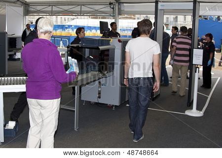 12/08/2011 Londyn, Anglia, bezpieczeństwa widzów kontroli przed wejściem na stadion, w piłce Siatkowej w