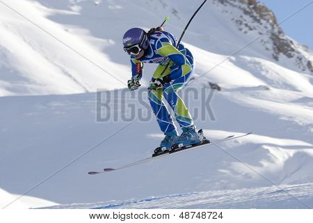 VAL D'ISERE RANSKAN. 18-12-2010. Tina Maze (SLO) vie ilmaa aikana naisten syöksylaskukilpailu