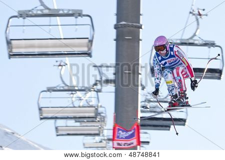 VAL D'ISERE RANSKAN. 18-12-2010. Chelsea Marshall (USA) vie ilmaa aikana naisten syöksylasku 