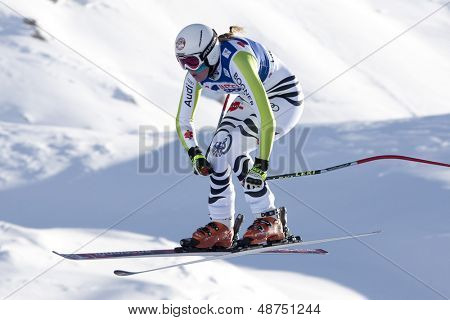 VAL D'ISERE RANSKAN. 18-12-2010. Isabelle Stiepel (GER) vie ilmaa aikana naisten syöksylasku 