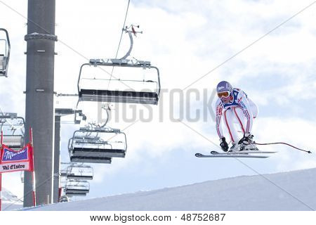VAL D'ISERE RANSKAN. 18-12-2010. Ingrid Caterinassa (FRA) vie ilmaa aikana naisten syöksylasku 