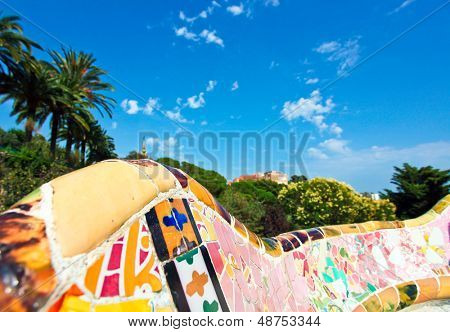 Barcellona, Spagna - 19 luglio: Mosaico ceramico Parco Guell su 19 luglio 2013 a Barcellona, Spagna. Gue Park