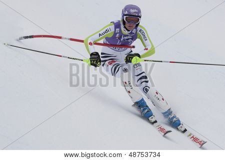 VAL ISERE FRANCIA. 19/12/2010. Maria Riesch (GER) viene colpita sul petto con un controllo cancello dur