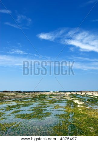 Green Rock Land en blauwe hemel