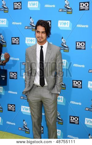 LOS ANGELES - JUL 31: Avan Jogia kommt bei den 2013 tun etwas Awards auf der Avalon am 31, 