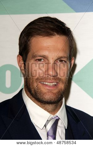 SLOS แองเจ - 1 aug: Geoff Stults มาถึงที่พรรค TCA จิ้งจอก All-Star ฤดูร้อน 2013 โฮโซโฮ