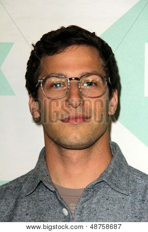 LOS ANGELES - AUG 1: Andy Samberg ankommer til Fox All-Star sommeren 2013 TCA fest på SoHo Hou