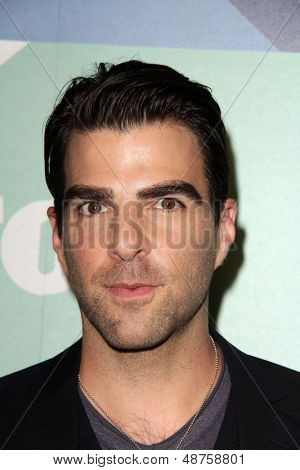 SLOS ANGELES - AUG 1: Zachary Quinto dorazí na stranu Fox All-Star léto 2013 TCA v SoHo 