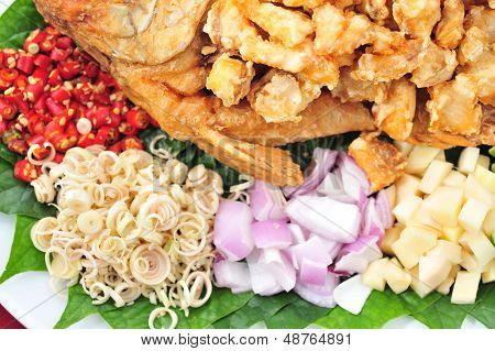 O topo do molho de peixe frito